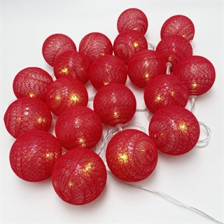 LED lyskæde med røde bomuldskugler